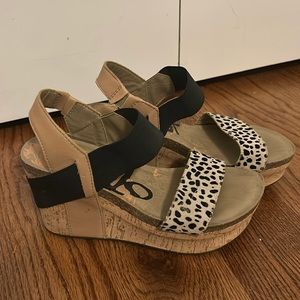 OTBT Tan and Black Wedge Heels